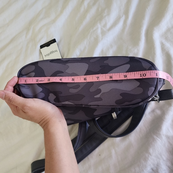 NWT Baggallini Gray Camo MM Metro Backpack Slingpack - Picture 7 of 11